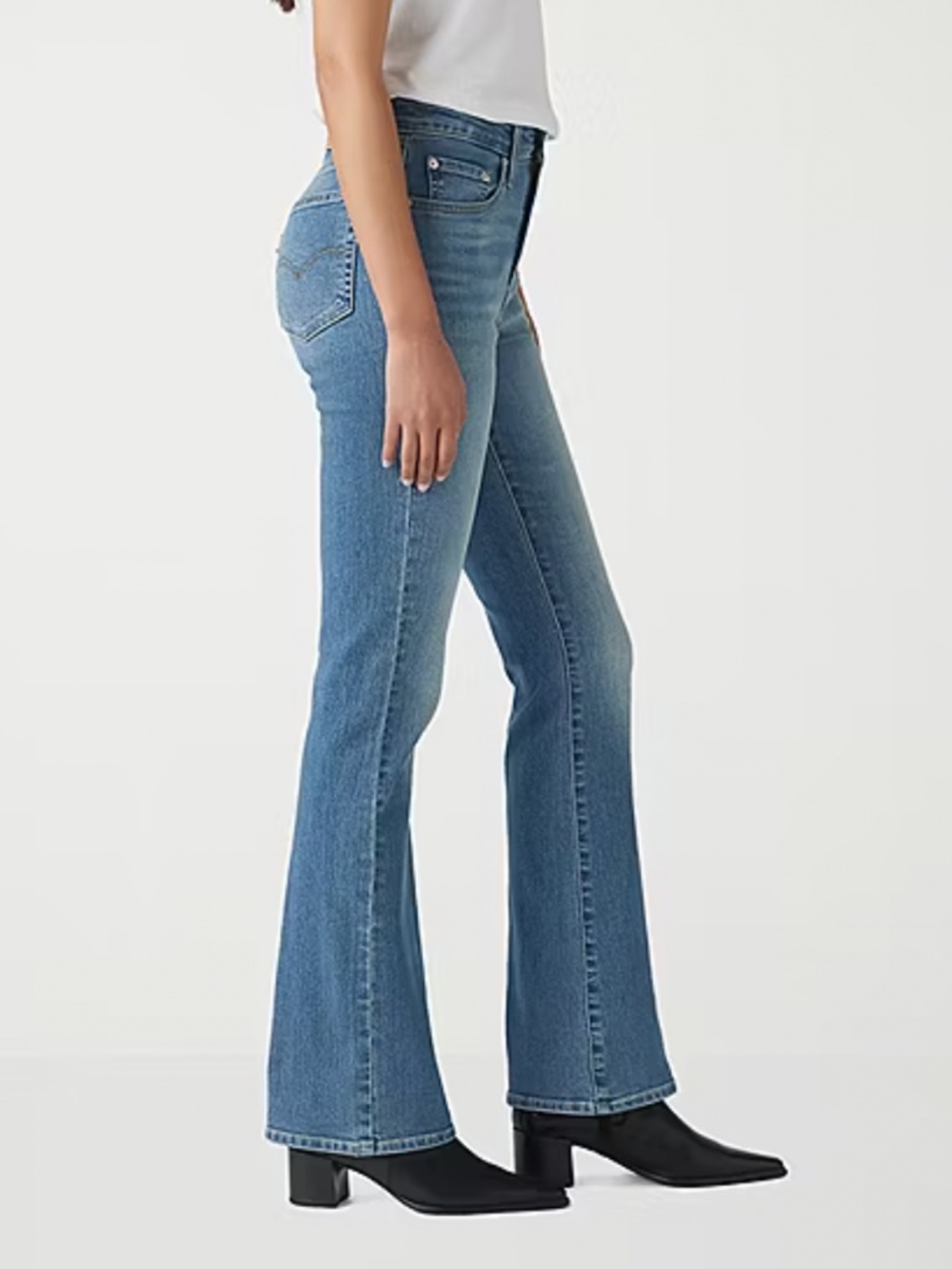 NWT 28x32 Levi's Women's 725 High Rise Bootcut Jeans - Picture 3 of 11